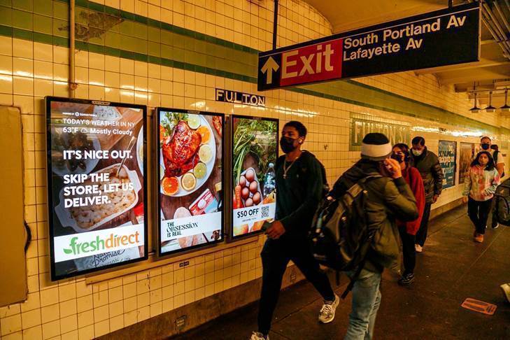 位于纽约市的杂货店运送服务FreshDirect发起了一项数字化（DOOH）广告系列，根据当前天气，将不同的食谱推广到地铁通勤者。