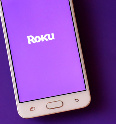 手机屏幕上紫色背景的罗库